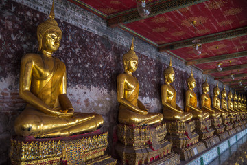 Obraz premium Golden buddhas in Wat Suthat, Bangkok