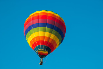 Naklejka premium Mongolfiera arcobaleno in volo