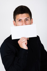 Junger Mann mit wei&szlig;em Schild vor Gesicht / Mund mit Platz f&uuml;r Emotionen Smile 