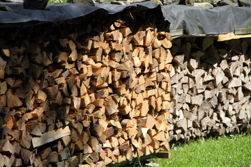 abgedecktes Brennholz