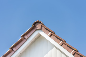 Dachgiebel mit weißem Aluminiumblech verkleidet