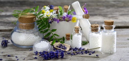 Naturheilkunde Globuli und Kräuter mit Fläschchen