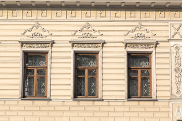 .Фрагмент фасада старого здания  с деревянными  наличниками