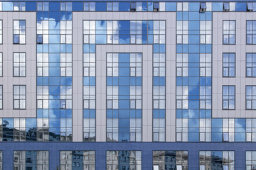 Современный фасад здания: стекло и сталь   