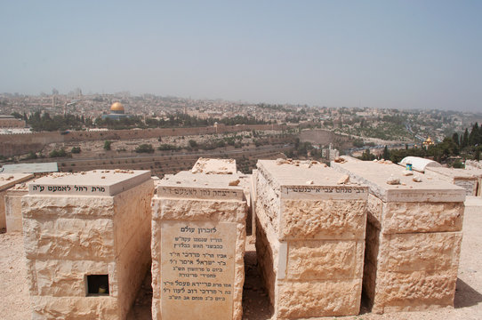Gerusalemme, Israele: vista della Cupola della Roccia e del Cimitero ebraico sul Monte degli Ulivi durante una tempesta di sabbia il 10 Settembre 2015
