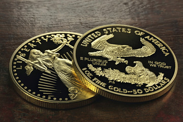 American Eagle Goldmünzen auf Holztisch