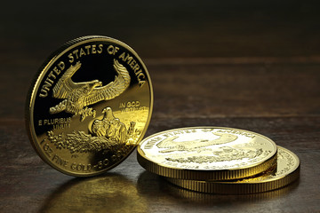 American Eagle Goldmünzen auf Holztisch