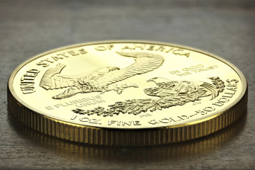American Eagle Goldmünze auf Holztisch