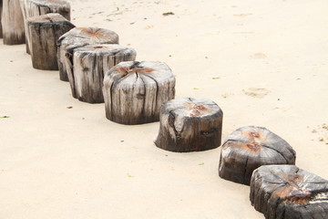 alter Wellenbrecher am Nordseestrand