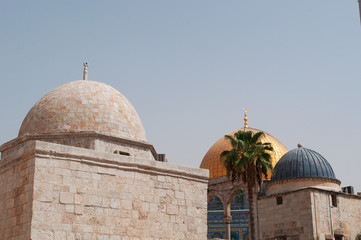 Fototapeta na wymiar Gerusalemme: vista della Cupola della Roccia sul Monte del Tempio il 6 Settembre 2015. La Cupola della Roccia è il Santuario islamico sul Monte del Tempio
