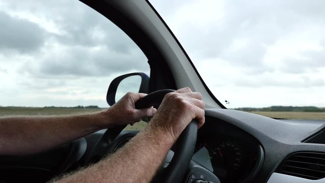 conduteur roulant avec son gps