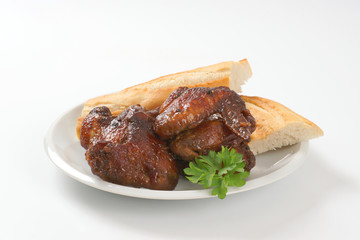 barbecue chicken wings with crispy baguette