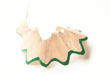 taillure de crayon de couleur vert sur fond blanc