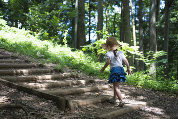 公園を歩く女の子