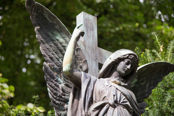 Engel vor dem Kreuz