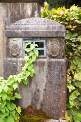 Grablampe in der Einfriedung