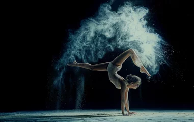 Foto op Aluminium Sierlijke vrouw die danst in een stofwolk © Wisky