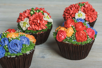 Creamy muffins with flowers
