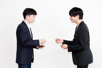 名刺を交換するビジネスマン