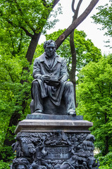 Fototapeta na wymiar Ivan Krylov statue in Summer Garden