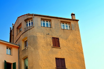 Fototapeta na wymiar traditional old facade at french riviera