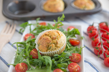 Herzhafte Muffins mit Salat