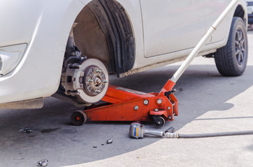 Car jack to lifting the car for replace wheel and repair at gara