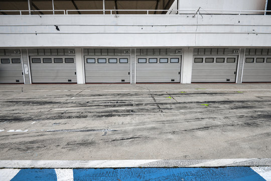 Auto-motor speedway garage