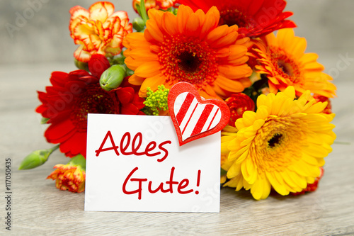 "Blumenstrauß und Karte-Alles Gute!" photo libre de droits sur la