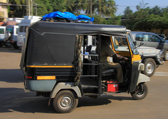 Indisches Taxi mit Bewegungsunschärfe - Udupi, Südindien.