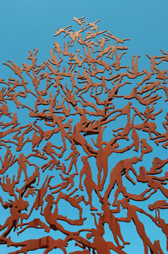 Gerusalemme: la scultura For is the Tree of the Field Man allo Yad Vashem il 7 settembre 2015. La scultura per i Partigiani di Zadok Ben-David &egrave; un albero di acciaio con persone al posto delle foglie