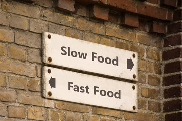 Fototapeta na wymiar Schild 100 - Slow Food
