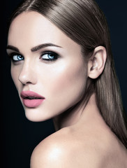 Fototapeta premium zmysłowy portret glamour pięknej kobiety modelki ze świeżym codziennym makijażem z czerwonymi ustami i czystą, zdrową skórę twarzy