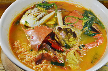 instant noodle with flower crab curry on bowl