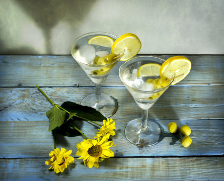 Martini with olives, lemon and ice