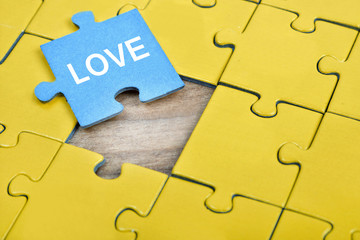 Obraz premium Puzzle with word Love