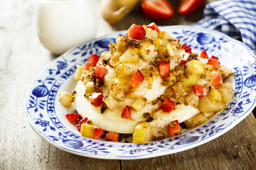 Dessert with pears, strawberry and granola