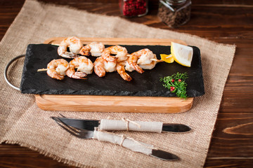 Fototapeta na wymiar Grilled shrimps on frying pan