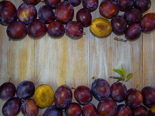 аппетитные сливы лежат  на деревянных досках     