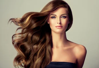 Papier Peint photo Salon de coiffure Fille brune aux cheveux ondulés longs et brillants. Modèle de belle femme avec une coiffure frisée.