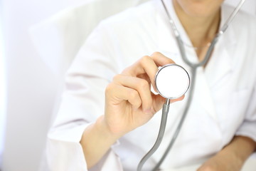 医療イメージ　医師の診察