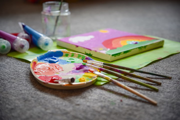 Im Kinderzimmer - Utensilien zu Malen mit Acrylfarben