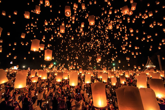 CHIANG MAI, THAILAND - NOVEMBER 8, 2014:  Visitors are launching colorful lanterns in Loykratong festival at Chiangmai, Thailand.
