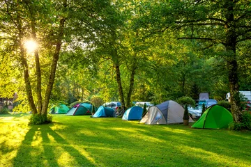 Fotobehang Tenten Kampeerterrein, vroege ochtend, prachtige natuurlijke plek © Taiga