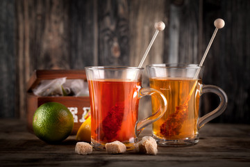 Kräutertee im Teeglas, herbstliches Getränk