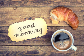 Guten Morgen - rustikales Frühstück mit Kaffee und Croissant 