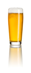 Helles Bier in einem Willibecher vor weißem Hintergrund