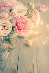 Obrazy  Bukiet pięknych różowych kwiatów na starej drewnianej fakturze