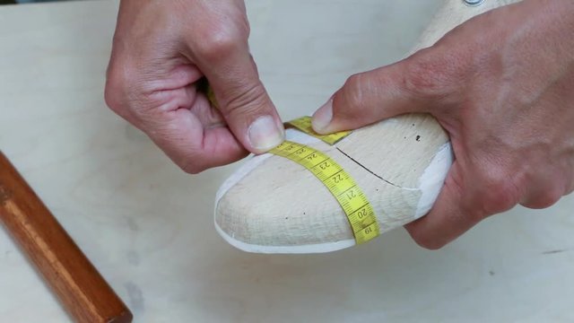 Ein Schuhleisten wird ausgemessen