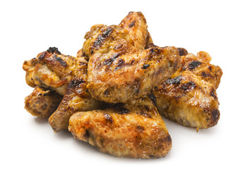 Alas de pollo sobre fondo blanco